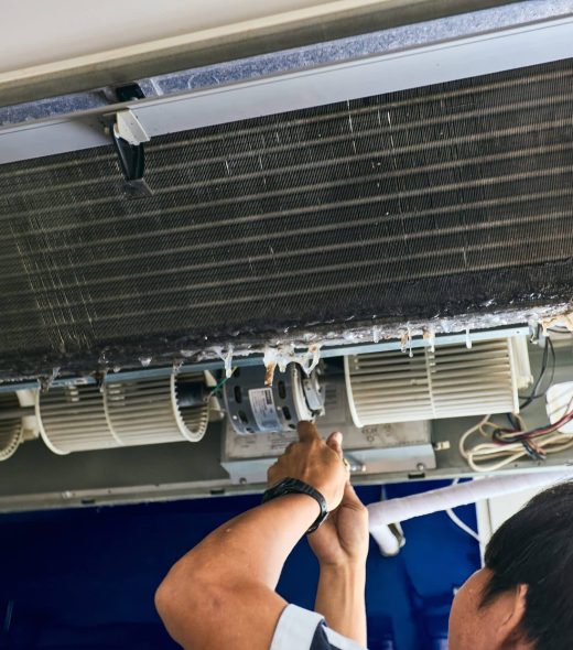 Air-,Con,Technician,Repairing,Or,Fixing,Air,Conditioner